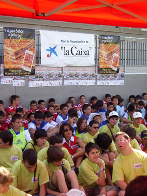 Jóvenes de AVIVA y alumnos del campus escuchan atentamente las indicaciones de Vicente del Bosque.